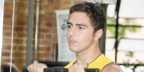 O jovem Pedro Boroni faz musculação